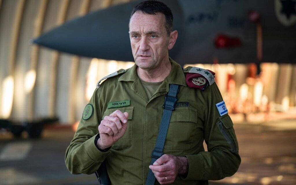 הרמטכ"ל רב-אלוף הרצי הלוי בבסיס תל נוף, 2 באוקטובר 2024 (צילום: דובר צה"ל) הרמטכ"ל רב-אלוף הרצי הלוי בבסיס תל נוף, 2 באוקטובר 2024 (צילום: דובר צה"ל)