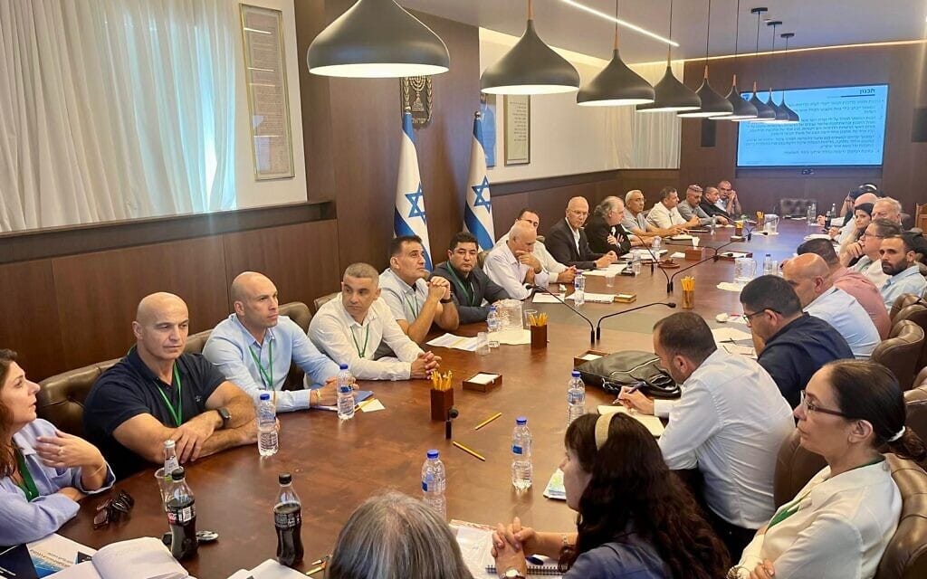 מנכ"ל משרד רה"מ יוסי שלי בפגישה עם נציגי יישובים דרוזים וצ'רקסים. 15 באוקטובר 2024 (צילום: דוברות משרד רה"מ) מנכ"ל משרד רה"מ יוסי שלי בפגישה עם נציגי יישובים דרוזים וצ'רקסים. 15 באוקטובר 2024 (צילום: דוברות משרד רה"מ)