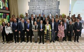 השרה עידית סילמן ומשלחת ישראל לוועידת האקלים בבית הנשיא עם יצחק הרצוג ורעייתו מיכל, בטרם יציאת המשלחת לבאקו, אזרבייג'ן. 11 בנובמבר 2024 (צילום: מעיין טואף/לע"מ) השרה עידית סילמן ומשלחת ישראל לוועידת האקלים בבית הנשיא עם יצחק הרצוג ורעייתו מיכל, בטרם יציאת המשלחת לבאקו, אזרבייג'ן. 11 בנובמבר 2024 (צילום: מעיין טואף/לע"מ)