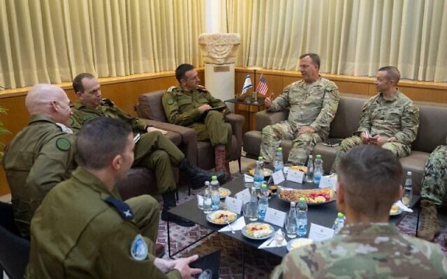 מפקד פיקוד המרכז האמריקאי מייקל קורילה לצד הרמטכ"ל רא"ל הרצי הלוי. 23 בנובמבר 2024 (צילום: דובר צה מפקד פיקוד המרכז האמריקאי מייקל קורילה לצד הרמטכ"ל רא"ל הרצי הלוי. 23 בנובמבר 2024 (צילום: דובר צה