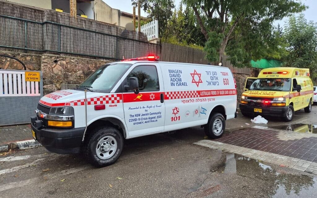 ניידת מד״א בזירת נפילה בנהריה. 24 בנובמבר 2024 (צילום: מד״א) ניידת מד״א בזירת נפילה בנהריה. 24 בנובמבר 2024 (צילום: מד״א)