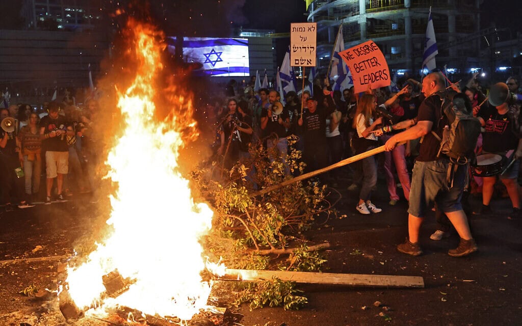 מפגינים חוסמים את איילון במחאה על פיטורי שר הביטחון יואב גלנט, 5 בנובמבר 2024 (צילום: Jack GUEZ / AFP) מפגינים חוסמים את איילון במחאה על פיטורי שר הביטחון יואב גלנט, 5 בנובמבר 2024 (צילום: Jack GUEZ / AFP)