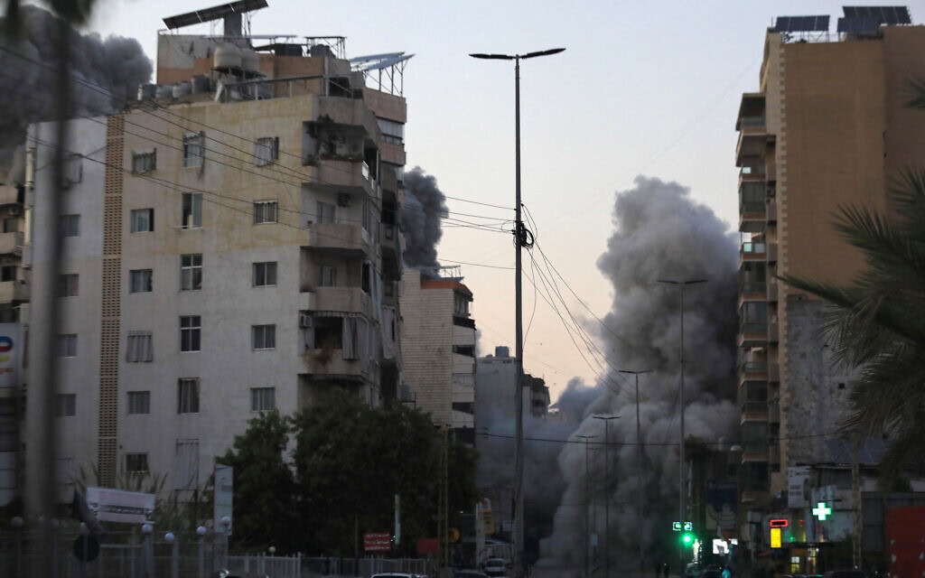 עשן מיתמר בעקבות תקיפה ישראלית בדאחייה בביירות, לבנון, 14 בנובמבר 2024 (צילום: AFP) עשן מיתמר בעקבות תקיפה ישראלית בדאחייה בביירות, לבנון, 14 בנובמבר 2024 (צילום: AFP)