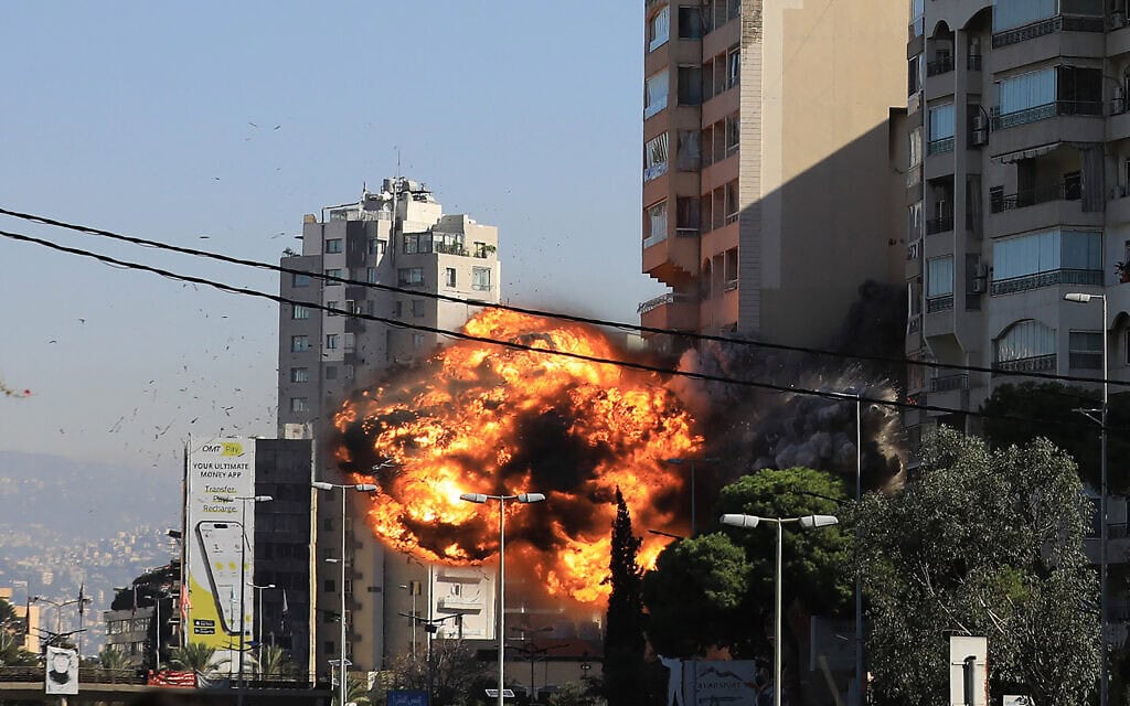 עשן מיתמר בעקבות תקיפה ישראלית בדאחייה בביירות, לבנון, 15 בנובמבר 2024 (צילום: AFP) עשן מיתמר בעקבות תקיפה ישראלית בדאחייה בביירות, לבנון, 15 בנובמבר 2024 (צילום: AFP)