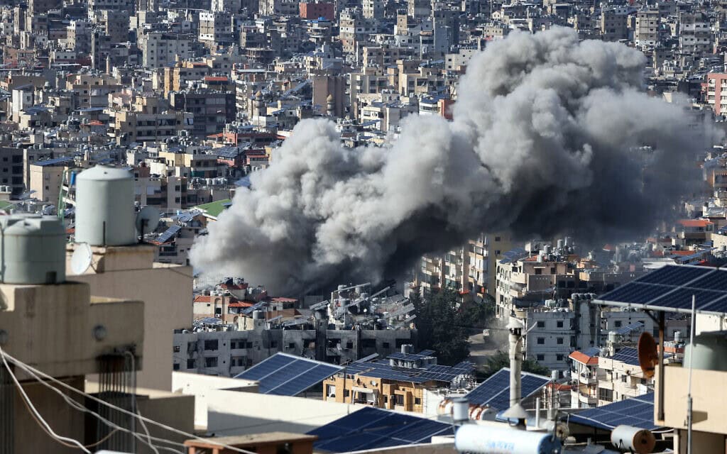אתר תקיפה ישראלית בביירות, לבנון, 21 בנובמבר 2024 (צילום: IBRAHIM AMRO / AFP) אתר תקיפה ישראלית בביירות, לבנון, 21 בנובמבר 2024 (צילום: IBRAHIM AMRO / AFP)