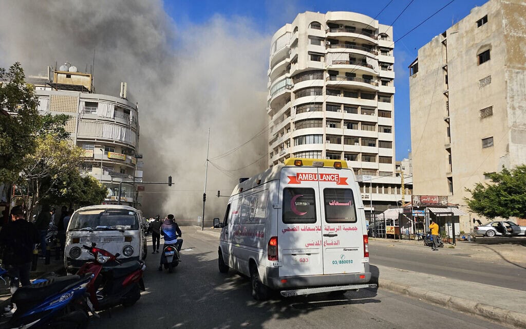 זירת תקיפה ישראלית בביירות, לבנון, 22 בנובמבר 2024 (צילום: AFP) זירת תקיפה ישראלית בביירות, לבנון, 22 בנובמבר 2024 (צילום: AFP)