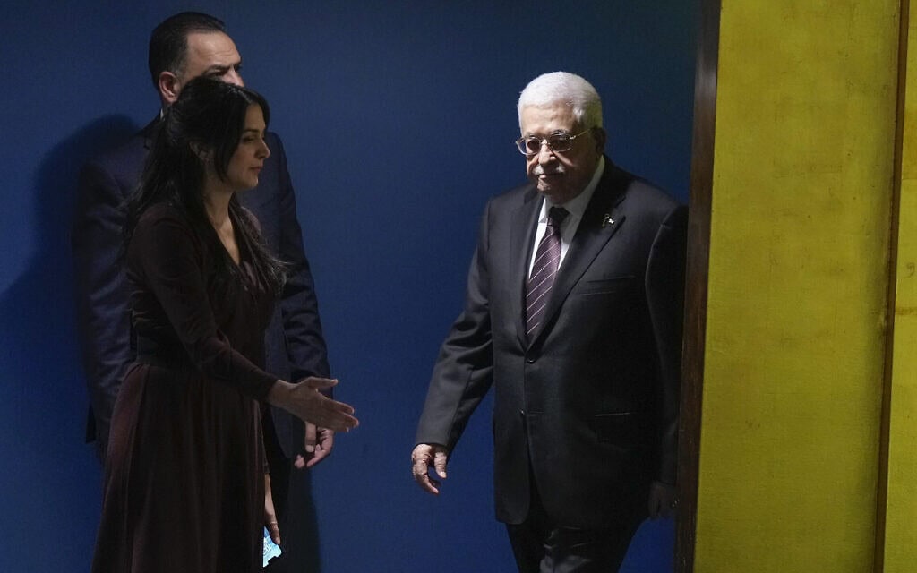 נשיא הרשות הפלסטינית מחמוד עבאס בדרכו לנאום בעצרת הכללית של האומות המאוחדות במטה האו"ם בניו יורק, 26 בספטמבר 2024 (צילום: AP Photo/Frank Franklin II) נשיא הרשות הפלסטינית מחמוד עבאס בדרכו לנאום בעצרת הכללית של האומות המאוחדות במטה האו"ם בניו יורק, 26 בספטמבר 2024 (צילום: AP Photo/Frank Franklin II)