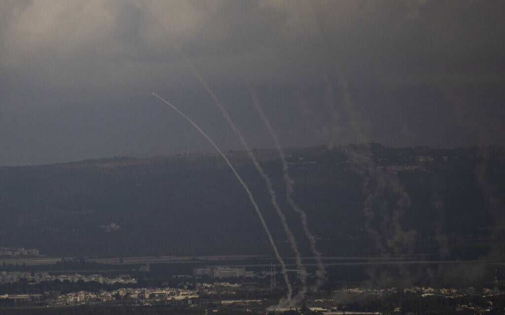 כיפת ברזל משגרת מיירטים לעבר רקטות שנורו מלבנון, סמוך לחיפה, 18 בנובמבר 2024 (צילום: AP Photo/Leo Correa) כיפת ברזל משגרת מיירטים לעבר רקטות שנורו מלבנון, סמוך לחיפה, 18 בנובמבר 2024 (צילום: AP Photo/Leo Correa)