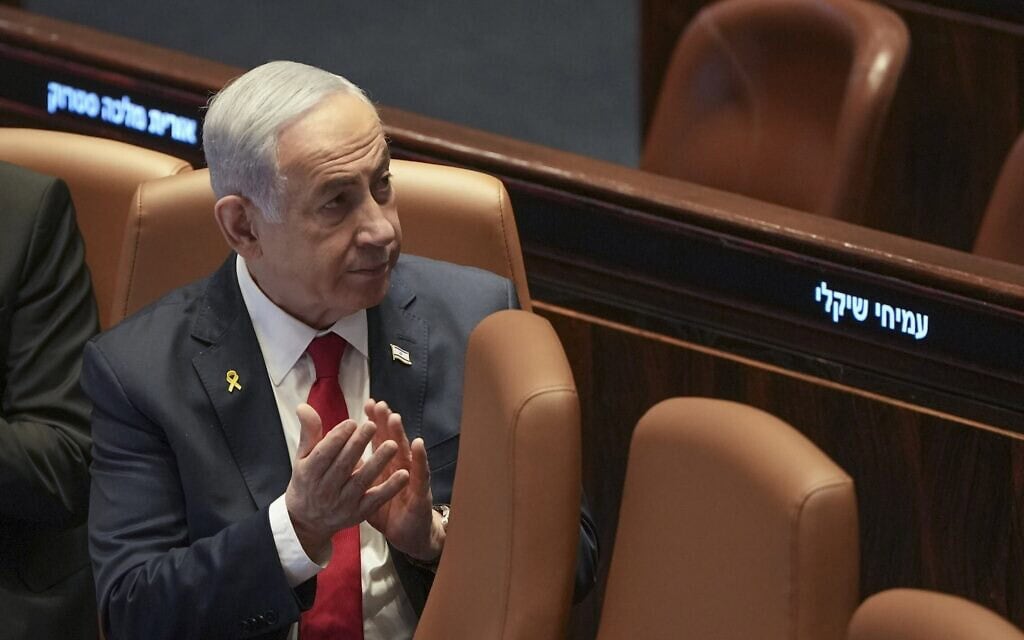 בנימין נתניהו במליאת הכנסת, 18 בנובמבר 2024 (צילום: AP Photo/Ohad Zwigenberg) בנימין נתניהו במליאת הכנסת, 18 בנובמבר 2024 (צילום: AP Photo/Ohad Zwigenberg)