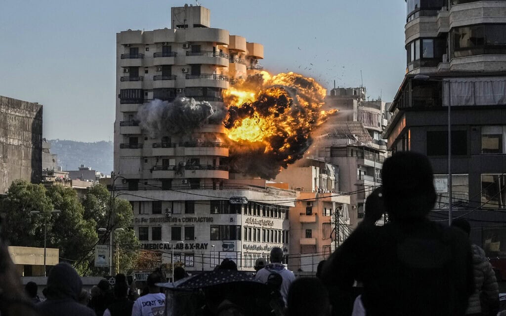 זירת תקיפה ישראלית בביירות, לבנון, 22 בנובמבר 2024 (צילום: AP Photo/Bilal Hussein) זירת תקיפה ישראלית בביירות, לבנון, 22 בנובמבר 2024 (צילום: AP Photo/Bilal Hussein)