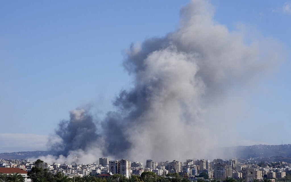 עשן מיתמר מאתר תקיפה ישראלית בלבנון, 26 בנובמבר 2024 (צילום: AP Photo/Hussein Malla) עשן מיתמר מאתר תקיפה ישראלית בלבנון, 26 בנובמבר 2024 (צילום: AP Photo/Hussein Malla)