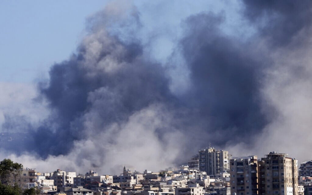 עשן מיתמר מאתר תקיפה ישראלית בלבנון, 26 בנובמבר 2024 (צילום: AP Photo/Hussein Malla) עשן מיתמר מאתר תקיפה ישראלית בלבנון, 26 בנובמבר 2024 (צילום: AP Photo/Hussein Malla)