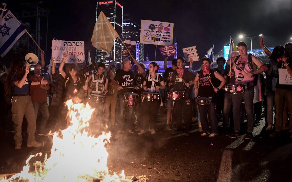 מפגינים חוסמים את איילון במחאה על פיטורי שר הביטחון יואב גלנט, 5 בנובמבר 2024 (צילום: תומר נויברג/פלאש90) מפגינים חוסמים את איילון במחאה על פיטורי שר הביטחון יואב גלנט, 5 בנובמבר 2024 (צילום: תומר נויברג/פלאש90)