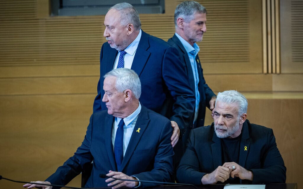 מנהיגי האופוזיציה: יאיר גולן, אביגדור ליברמן, יאיר לפיד ובני גנץ בכנסת, 6 בנובמבר 2024 (צילום: יונתן זינדל/פלאש90) מנהיגי האופוזיציה: יאיר גולן, אביגדור ליברמן, יאיר לפיד ובני גנץ בכנסת, 6 בנובמבר 2024 (צילום: יונתן זינדל/פלאש90)