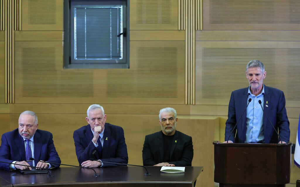 הצהרת ראשי האופוזציה: יאיר גולן נושא דברים לצד יאיר לפיד, בני גנץ ואביגדור ליברמן ב-6 בנומבר 2024 (צילום: יהונתן זינדל/פלאש90) הצהרת ראשי האופוזציה: יאיר גולן נושא דברים לצד יאיר לפיד, בני גנץ ואביגדור ליברמן ב-6 בנומבר 2024 (צילום: יהונתן זינדל/פלאש90)