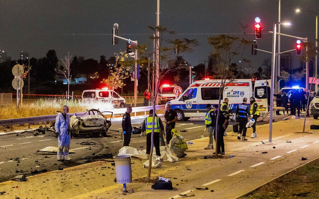 שוטרים, מתנדבי משטרה ואנשי זק"א בזירה ליד רמלה שבה התפוצצות רכב הביאה למותן של נהגת ונוסעת, 27 בנובמבר 2024 (צילום: יוסי אלוני/פלאש90) שוטרים, מתנדבי משטרה ואנשי זק"א בזירה ליד רמלה שבה התפוצצות רכב הביאה למותן של נהגת ונוסעת, 27 בנובמבר 2024 (צילום: יוסי אלוני/פלאש90)