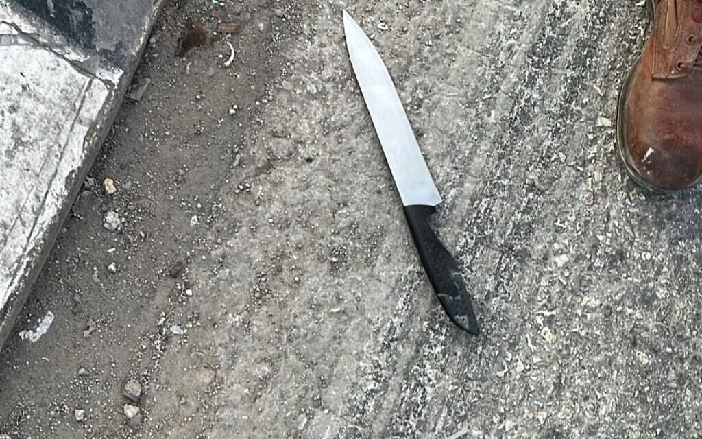 הסכין ששימש את המחבל שניסה לדקור חיילים בצומת דיר שרף, 12 בנובמבר 2024 (צילום: דובר צה"ל) הסכין ששימש את המחבל שניסה לדקור חיילים בצומת דיר שרף, 12 בנובמבר 2024 (צילום: דובר צה"ל)