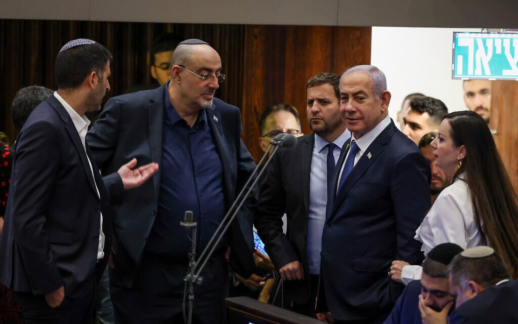 ראש הממשלה בנימין נתניהו במליאת הכנסת לצד ח״כ ניסים ואטורי וח״כ טלי גוטליב. 13 בנובמבר 2024 (צילום: נועם מושקוביץ, דוברות הכנסת) ראש הממשלה בנימין נתניהו במליאת הכנסת לצד ח״כ ניסים ואטורי וח״כ טלי גוטליב. 13 בנובמבר 2024 (צילום: נועם מושקוביץ, דוברות הכנסת)
