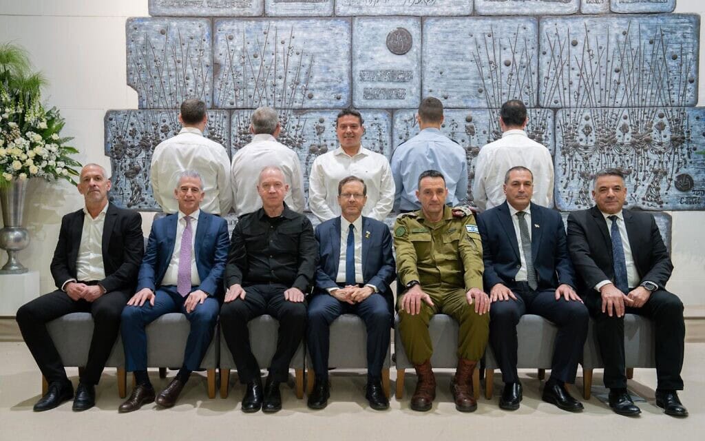 נשיא המדינה יצחק הרצוג לצד שר הביטחון יואב גלנט, הרמטכ״ל רא״ל הרצי לוי, ראש שב״כ רונן בר, וראש המוסד דדי ברנע. 3 בנובמבר 2024 (צילום: משרד הביטחון) נשיא המדינה יצחק הרצוג לצד שר הביטחון יואב גלנט, הרמטכ״ל רא״ל הרצי לוי, ראש שב״כ רונן בר, וראש המוסד דדי ברנע. 3 בנובמבר 2024 (צילום: משרד הביטחון)