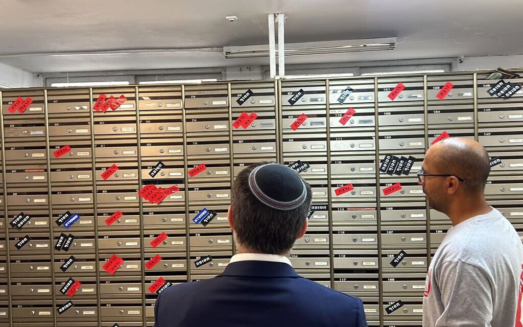 שר האוצר בצלאל סמוטריץ׳ מול תיבות הדואר בקיבוץ ניר עוז. 12 בנובמבר 2024 (צילום: דוברות השר סמוטריץ׳) שר האוצר בצלאל סמוטריץ׳ מול תיבות הדואר בקיבוץ ניר עוז. 12 בנובמבר 2024 (צילום: דוברות השר סמוטריץ׳)
