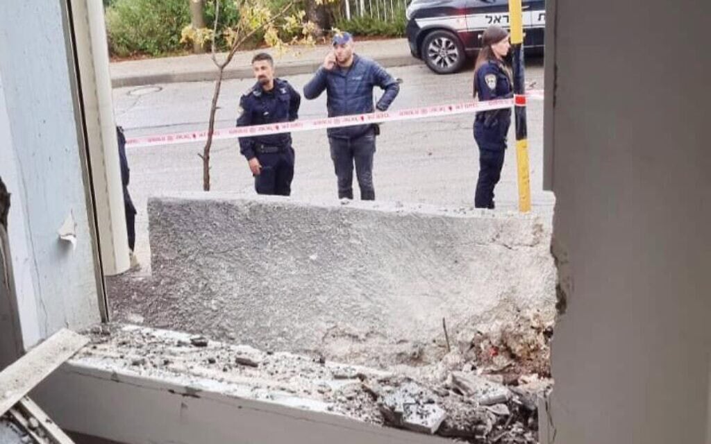 זירת פגיעת רקטה בכרמיאל, 19 בנובמבר 2024 (צילום: דוברות המשטרה) זירת פגיעת רקטה בכרמיאל, 19 בנובמבר 2024 (צילום: דוברות המשטרה)
