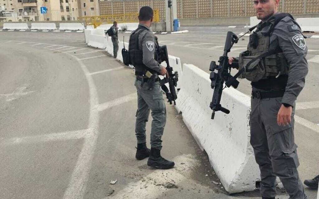 זירת הירי בחשוד במחסום הכניסה למחנה הפליטים שועפאט, ירושלים, 19 בנובמבר 2024 (צילום: דוברות המשטרה) זירת הירי בחשוד במחסום הכניסה למחנה הפליטים שועפאט, ירושלים, 19 בנובמבר 2024 (צילום: דוברות המשטרה)