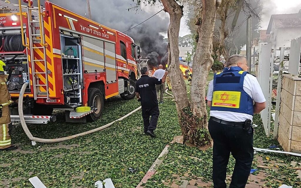 זירת נפילת רקטה בפתח תקווה. 24 בנובמבר 2024 (צילום: מד״א ) זירת נפילת רקטה בפתח תקווה. 24 בנובמבר 2024 (צילום: מד״א )
