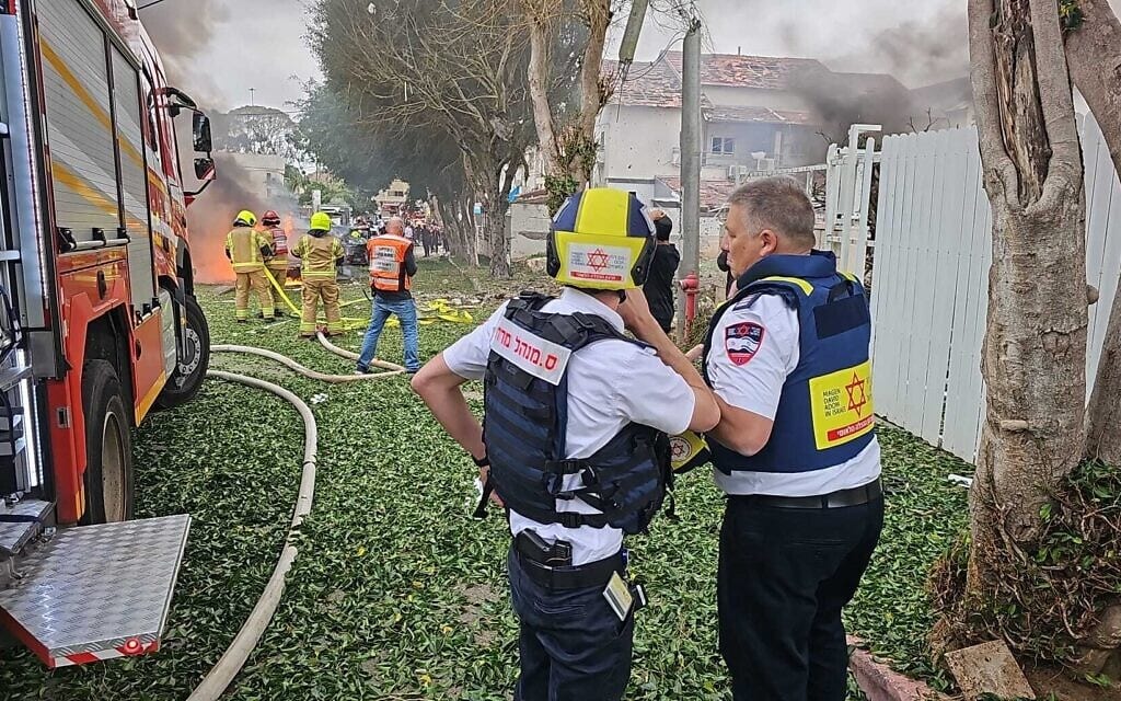 זירת נפילת רקטה בפתח תקווה. 24 בנובמבר 2024 (צילום: מד״א ) זירת נפילת רקטה בפתח תקווה. 24 בנובמבר 2024 (צילום: מד״א )