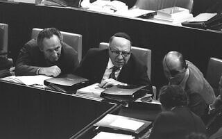 שיחה בין ראש הממשלה גולדה מאיר, שר הביטחון משה דיין, השר יוסף בורג והשר שמעון פרס, במליאת הכנסת בירושלים, 1973 (צילום: צילום: חנניה הרמן, לע"מ) שיחה בין ראש הממשלה גולדה מאיר, שר הביטחון משה דיין, השר יוסף בורג והשר שמעון פרס, במליאת הכנסת בירושלים, 1973 (צילום: צילום: חנניה הרמן, לע"מ)