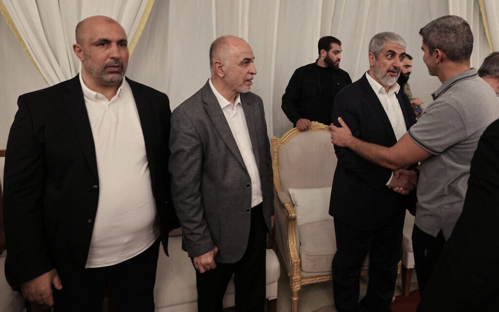 בכיר חמאס זאהר ג'בארין, יו"ר מועצת השורא של הארגון מוחמד אסמאעיל דרוויש וחאלד משעל במהלך הלווייתו של ראש הלשכה המדינית של חמאס, אסמאעיל הנייה, בדוחה, 2 באוגוסט 2024 (צילום: Mahmud Hams/AFP) בכיר חמאס זאהר ג'בארין, יו"ר מועצת השורא של הארגון מוחמד אסמאעיל דרוויש וחאלד משעל במהלך הלווייתו של ראש הלשכה המדינית של חמאס, אסמאעיל הנייה, בדוחה, 2 באוגוסט 2024 (צילום: Mahmud Hams/AFP)