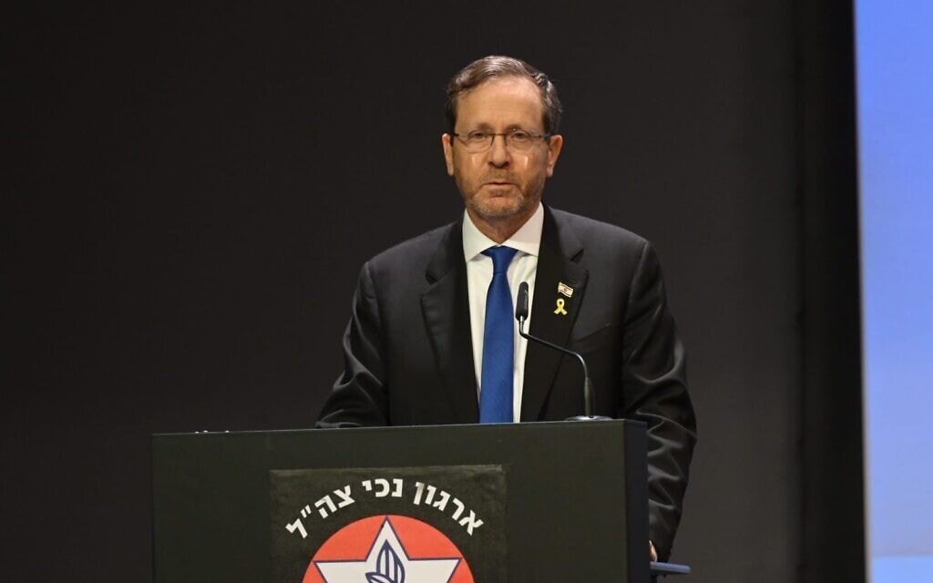 הנשיא יצחק הרצוג בטקס הדלקת נר ראשון של חנוכה עם נכי צה"ל בבית הלוחם בתל אביב, 25 בדצמבר 2024 (צילום: עמוס בן גרשום/לע"מ) הנשיא יצחק הרצוג בטקס הדלקת נר ראשון של חנוכה עם נכי צה"ל בבית הלוחם בתל אביב, 25 בדצמבר 2024 (צילום: עמוס בן גרשום/לע"מ)