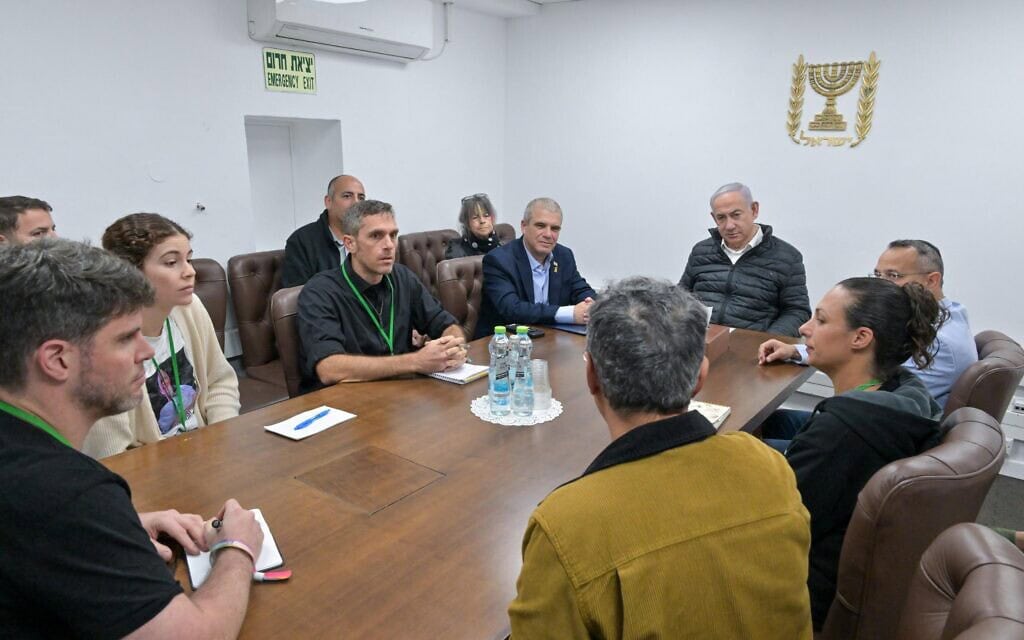 ראש הממשלה בנימין נתניהו במפגש עם משפחות חטופים, 8 בדצמבר 2024 ראש הממשלה בנימין נתניהו במפגש עם משפחות חטופים, 8 בדצמבר 2024