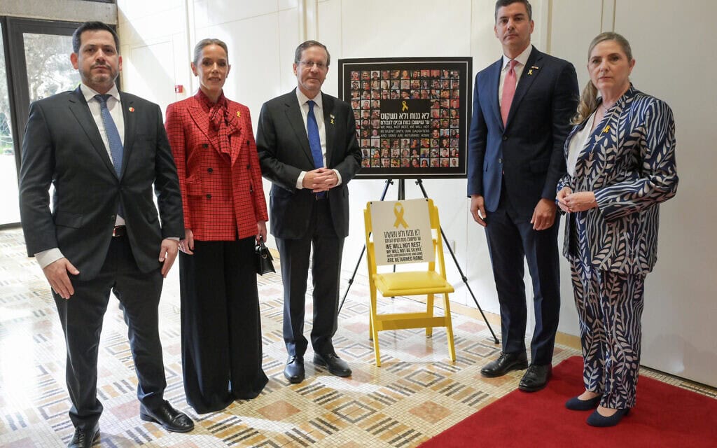 נשיא המדינה יצחק הרצוג ונשיא פרגוואי, סנטיאגו פניה לצד תמונת החטופים בעזה. 11 בדצמבר 2024 (צילום: מעיין טואף/לע"מ) נשיא המדינה יצחק הרצוג ונשיא פרגוואי, סנטיאגו פניה לצד תמונת החטופים בעזה. 11 בדצמבר 2024 (צילום: מעיין טואף/לע"מ)