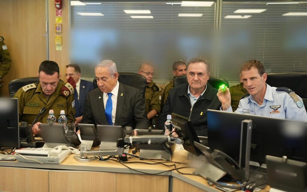 ראש הממשלה בנימין נתניהו הגיע לבור חיל האוויר יחד עם שר הביטחון ישראל כ"ץ והרמטכ"ל רא"ל הרצי הלוי בבור חיל האוויר בזמן התקיפה בתימן, 26 בדצמבר 2024 (צילום: אלעד מלכה, משרד הביטחון) ראש הממשלה בנימין נתניהו הגיע לבור חיל האוויר יחד עם שר הביטחון ישראל כ"ץ והרמטכ"ל רא"ל הרצי הלוי בבור חיל האוויר בזמן התקיפה בתימן, 26 בדצמבר 2024 (צילום: אלעד מלכה, משרד הביטחון)