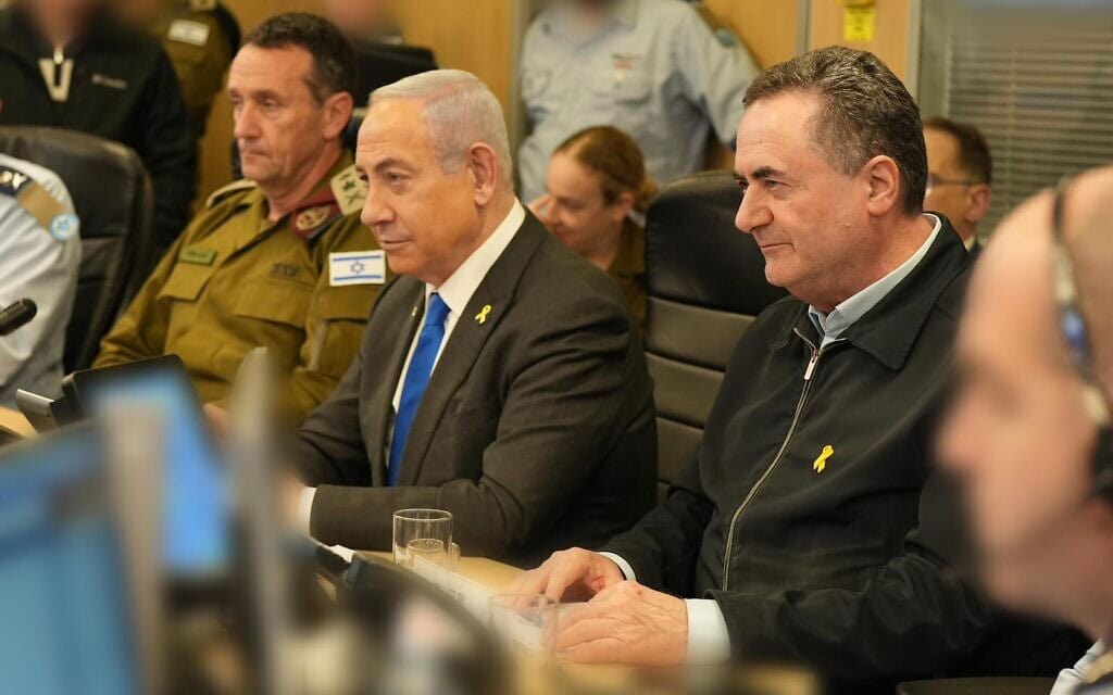 ראש הממשלה בנימין נתניהו הגיע לבור חיל האוויר יחד עם שר הביטחון ישראל כ"ץ והרמטכ"ל רא"ל הרצי הלוי בבור חיל האוויר בזמן התקיפה בתימן, 26 בדצמבר 2024 (צילום: אלעד מלכה, משרד הביטחון) ראש הממשלה בנימין נתניהו הגיע לבור חיל האוויר יחד עם שר הביטחון ישראל כ"ץ והרמטכ"ל רא"ל הרצי הלוי בבור חיל האוויר בזמן התקיפה בתימן, 26 בדצמבר 2024 (צילום: אלעד מלכה, משרד הביטחון)