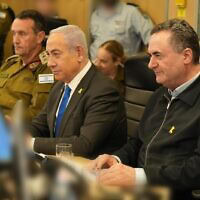 ראש הממשלה בנימין נתניהו הגיע לבור חיל האוויר יחד עם שר הביטחון ישראל כ"ץ והרמטכ"ל רא"ל הרצי הלוי בבור חיל האוויר בזמן התקיפה בתימן, 26 בדצמבר 2024 (צילום: אלעד מלכה, משרד הביטחון) ראש הממשלה בנימין נתניהו הגיע לבור חיל האוויר יחד עם שר הביטחון ישראל כ"ץ והרמטכ"ל רא"ל הרצי הלוי בבור חיל האוויר בזמן התקיפה בתימן, 26 בדצמבר 2024 (צילום: אלעד מלכה, משרד הביטחון)