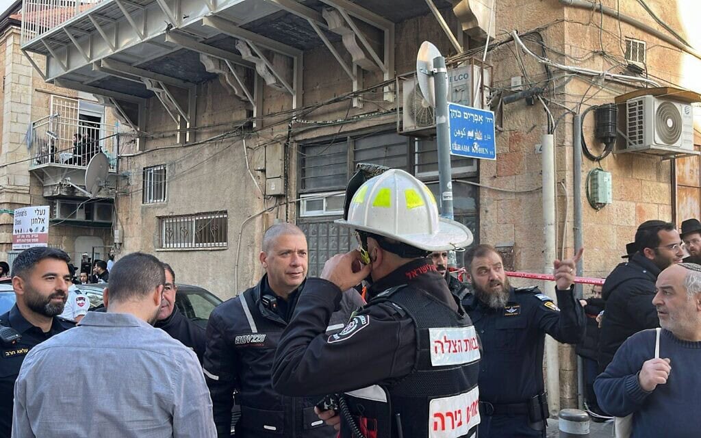 כוחות הצלה בזירת השריפה בסמינר לבנות ברחוב ילין בירושלים. 23 בדצמבר 2024 (צילום: דוברות המשטרה) כוחות הצלה בזירת השריפה בסמינר לבנות ברחוב ילין בירושלים. 23 בדצמבר 2024 (צילום: דוברות המשטרה)