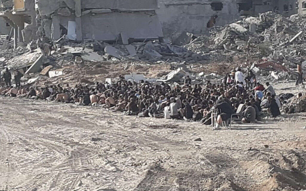 מחבלים נכנעים בעקבות פעילות צה"ל במרחב בית החולים כמאל עדואן, עזה, דצמבר 2024 (צילום: דובר צה"ל) מחבלים נכנעים בעקבות פעילות צה"ל במרחב בית החולים כמאל עדואן, עזה, דצמבר 2024 (צילום: דובר צה"ל)