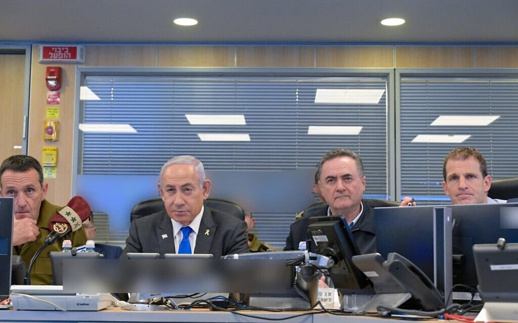ראש הממשלה בנימין נתניהו הגיע לבור חיל האוויר יחד עם שר הביטחון ישראל כ״ץ והרמטכ״ל רא״ל הרצי הלוי בבור חיל האוויר בזמן התקיפה בתימן, 26 בדצמבר 2024 (צילום: קובי גדעון/ לע״מ) ראש הממשלה בנימין נתניהו הגיע לבור חיל האוויר יחד עם שר הביטחון ישראל כ״ץ והרמטכ״ל רא״ל הרצי הלוי בבור חיל האוויר בזמן התקיפה בתימן, 26 בדצמבר 2024 (צילום: קובי גדעון/ לע״מ)