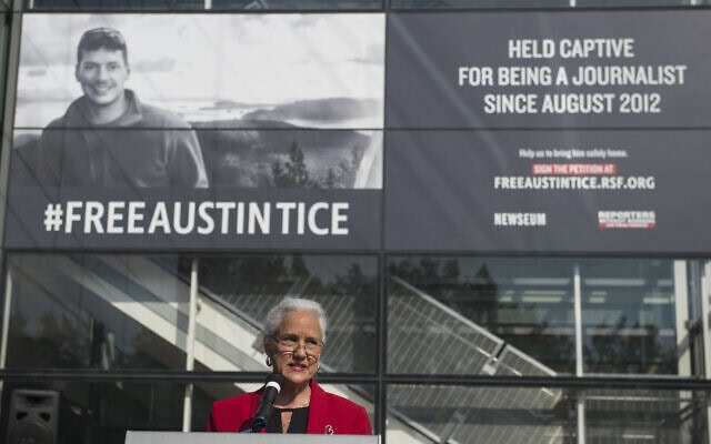 דברה טייס, אמו של העיתונאי אוסטין טייס שנחטף בסוריה ב-2012, בהפגנה לשחרורו בוושינגטוון, 2 בנובמבר 2016 (צילום: Andrew CABALLERO-REYNOLDS / AFP) דברה טייס, אמו של העיתונאי אוסטין טייס שנחטף בסוריה ב-2012, בהפגנה לשחרורו בוושינגטוון, 2 בנובמבר 2016 (צילום: Andrew CABALLERO-REYNOLDS / AFP)