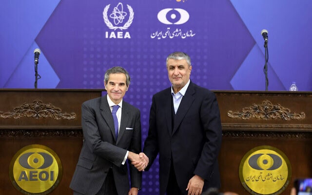 ראש ארגון האנרגיה האטומית של איראן מוחמד אסלאמי עם ראש סבא"א רפאל גרוסי במסיבת עיתונאים בטהרן, 14 בנובמבר 2024 (צילום: ATTA KENARE / AFP) ראש ארגון האנרגיה האטומית של איראן מוחמד אסלאמי עם ראש סבא"א רפאל גרוסי במסיבת עיתונאים בטהרן, 14 בנובמבר 2024 (צילום: ATTA KENARE / AFP)