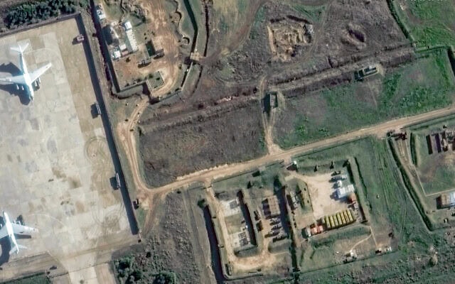 צילום לווין שנלקח ב-13 בדצמבר 2024 מראה כי טילי S-400 נאספים כדי להתפנות מבסיס סוריה במחוז לטקיה (צילום: Maxar Technologies / AFP) צילום לווין שנלקח ב-13 בדצמבר 2024 מראה כי טילי S-400 נאספים כדי להתפנות מבסיס סוריה במחוז לטקיה (צילום: Maxar Technologies / AFP)