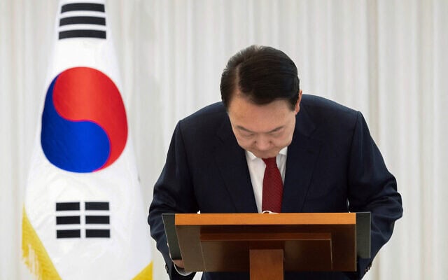 נשיא דרום קוריאה יון סוק-יול נואם לאומה מביתו בסיאול, 12 בדצמבר 2024 (צילום: South Korean Presidential Office via Yonhap / AFP) נשיא דרום קוריאה יון סוק-יול נואם לאומה מביתו בסיאול, 12 בדצמבר 2024 (צילום: South Korean Presidential Office via Yonhap / AFP)