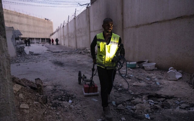 חבר בארגון לניהול אסונות וחירום הטורקי (AFAD) משתתף בחיפושים אחר אסירים בבית הכלא סיידנאיא, בעיר סיידנאיא, כ-28 קילומטרים צפונית לדמשק. 16 בדצמבר 2024 (צילום: Sameer Al-DOUMY / AFP) חבר בארגון לניהול אסונות וחירום הטורקי (AFAD) משתתף בחיפושים אחר אסירים בבית הכלא סיידנאיא, בעיר סיידנאיא, כ-28 קילומטרים צפונית לדמשק. 16 בדצמבר 2024 (צילום: Sameer Al-DOUMY / AFP)