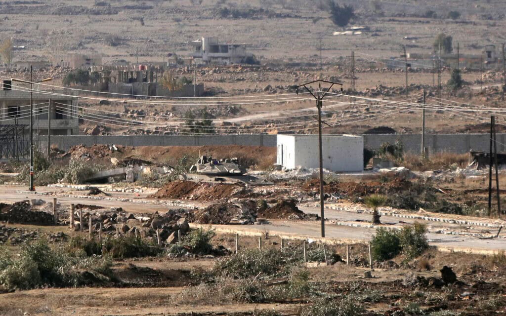טנק ישראלי תופס עמדה בעיירה הסורית מדינת אל-בעת', באזור החיץ ב-20 בדצמבר 2024 (צילום: Bakr ALKASEM / AFP) טנק ישראלי תופס עמדה בעיירה הסורית מדינת אל-בעת', באזור החיץ ב-20 בדצמבר 2024 (צילום: Bakr ALKASEM / AFP)