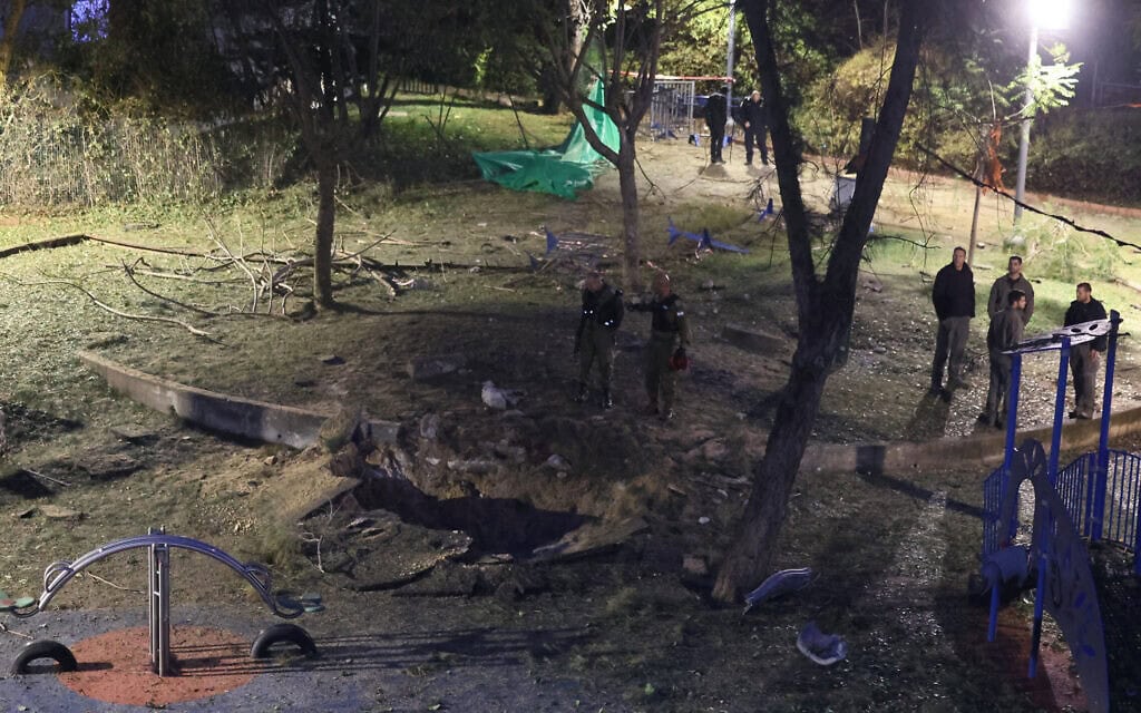 זירת נפילת הטיל ששוגר מתימן במרכז הארץ, 21 בדצמבר 2024 (צילום: Jack GUEZ / AFP) זירת נפילת הטיל ששוגר מתימן במרכז הארץ, 21 בדצמבר 2024 (צילום: Jack GUEZ / AFP)