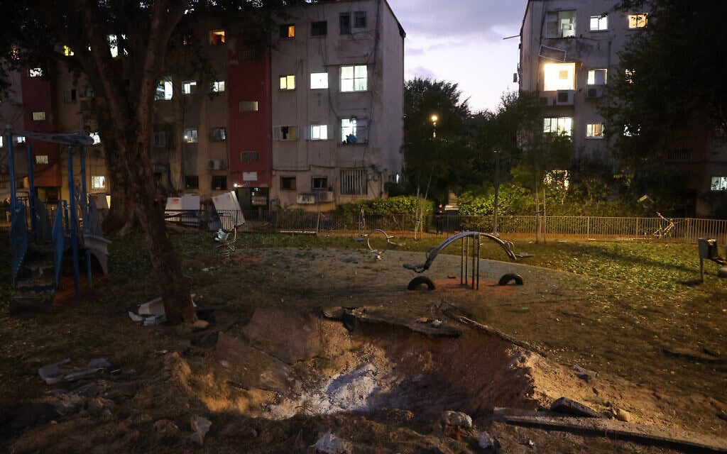 זירת נפילת הטיל ששוגר מתימן במרכז הארץ, 21 בדצמבר 2024 (צילום: Jack GUEZ / AFP) זירת נפילת הטיל ששוגר מתימן במרכז הארץ, 21 בדצמבר 2024 (צילום: Jack GUEZ / AFP)