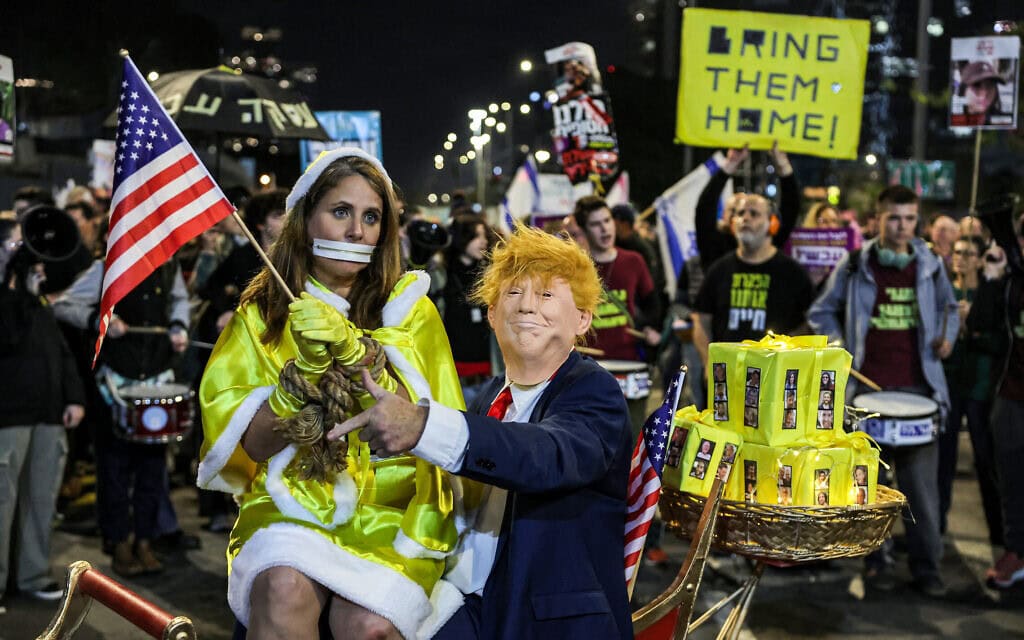 הפגנה נגד הממשלה ובעד עסקת חטופים מול מטה משרד הביטחון בתל אביב, 21 בדצמבר 2024 (צילום: ack GUEZ / AFP)