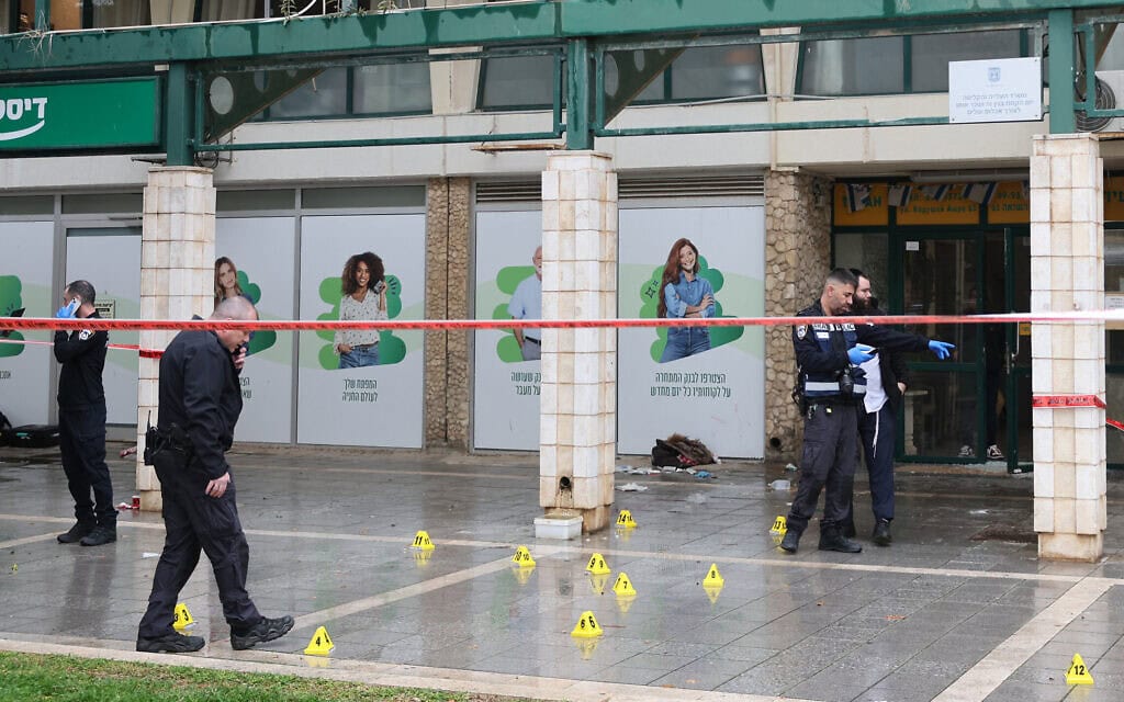זירת פיגוע הדקירה בהרצליה, 27 בדצמבר 2024 (צילום: Jack GUEZ / AFP) זירת פיגוע הדקירה בהרצליה, 27 בדצמבר 2024 (צילום: Jack GUEZ / AFP)