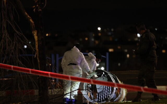 אנשי ביטחון בזירה שבה נפלו שברי טיל בליסטי של החות'ים בבית שמש. 31 בדצמבר 2024 (צילום: Ahmad GHARABLI / AFP) אנשי ביטחון בזירה שבה נפלו שברי טיל בליסטי של החות'ים בבית שמש. 31 בדצמבר 2024 (צילום: Ahmad GHARABLI / AFP)